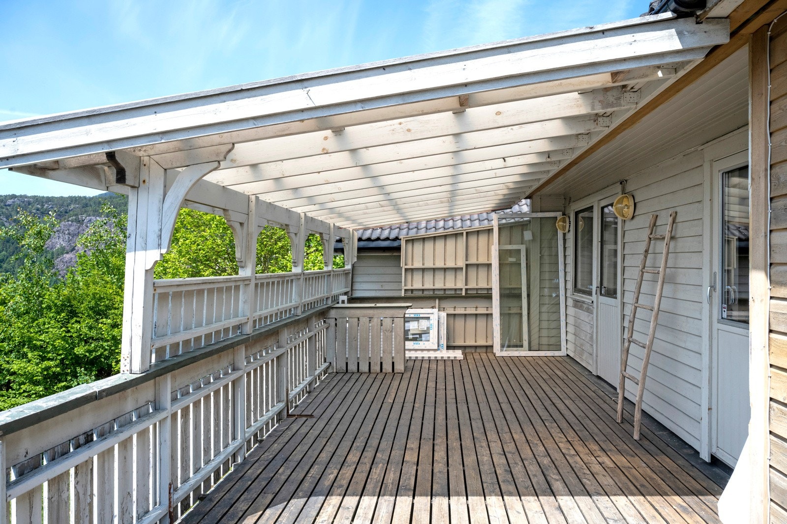 Deler av verandaen er overbygt. Galleribilde