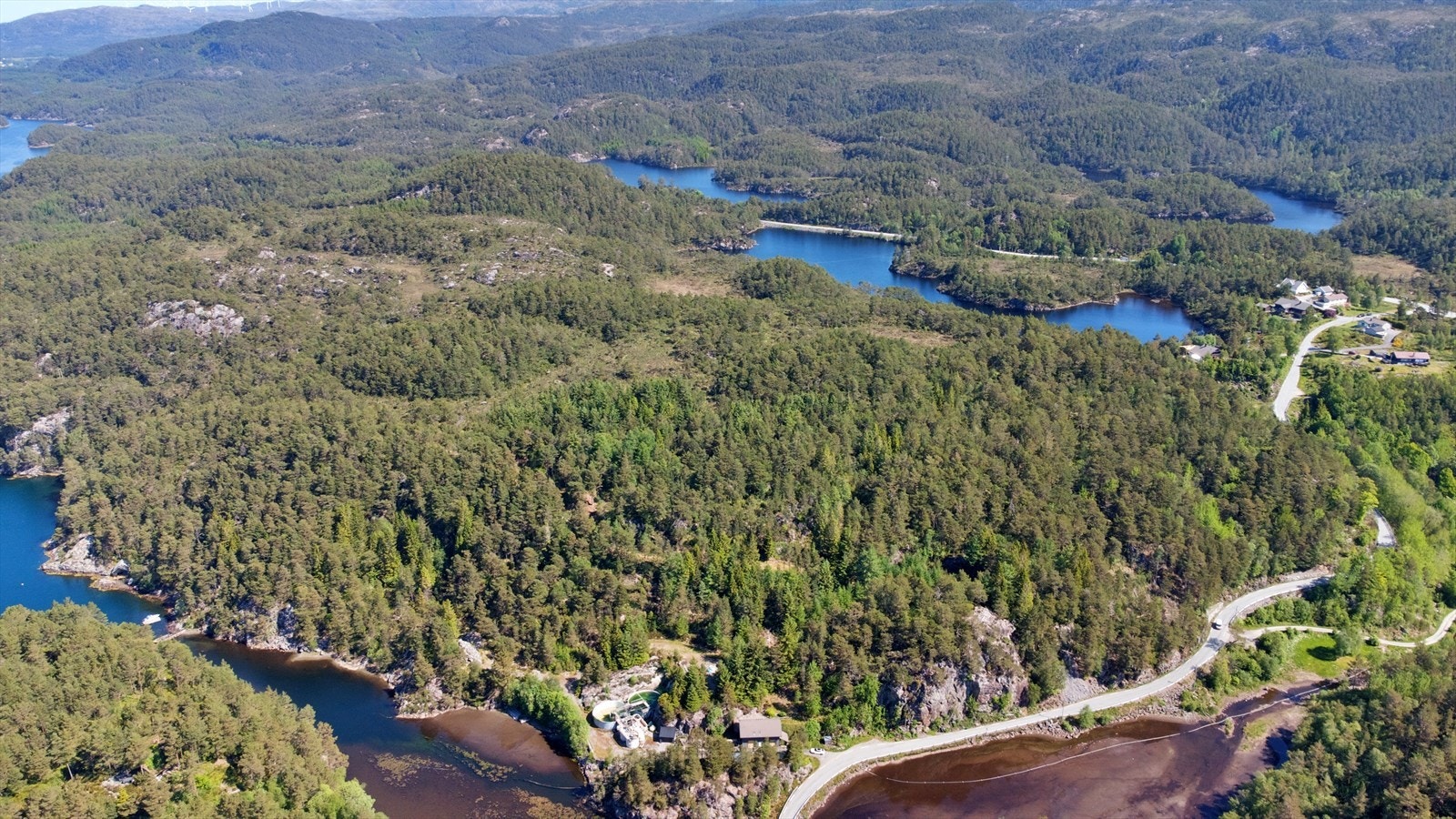 Tomteområde for eneboliger i landlige omgivelser omgitt av natur og hav Galleribilde