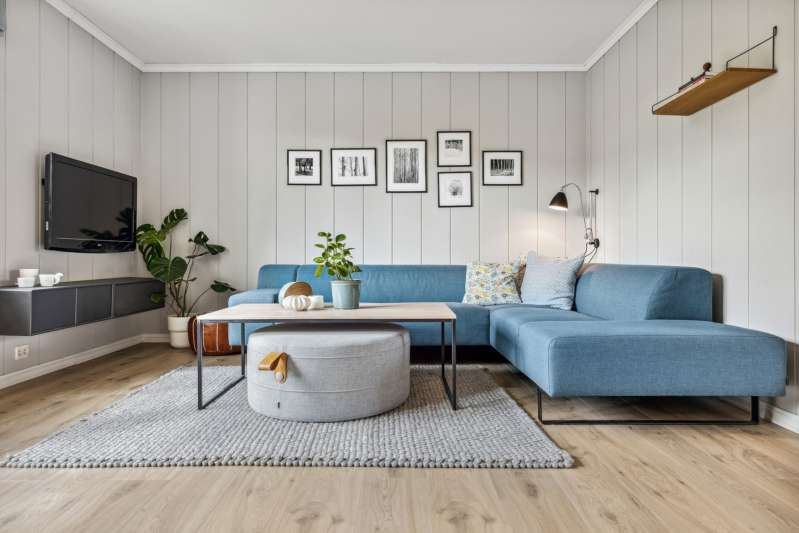 Romslig stue med god plass for sofagruppe med tilhørende møblement, samt spisebord. Galleribilde