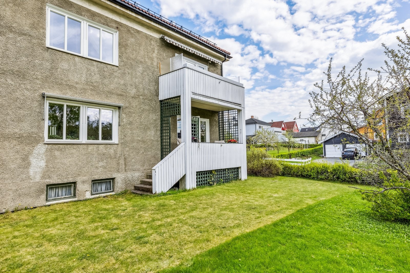 Fra verandaen er det nedgang til et flott grøntareal med boltreplass for både store og små Galleribilde