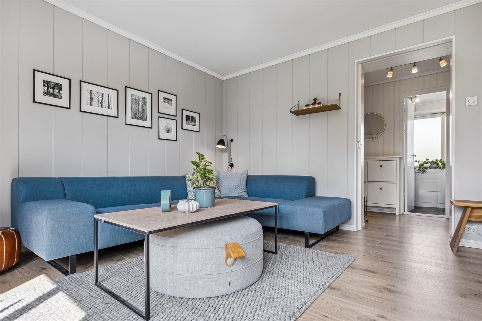 Lys stue med god plass for en hyggelig sofakrok Galleribilde