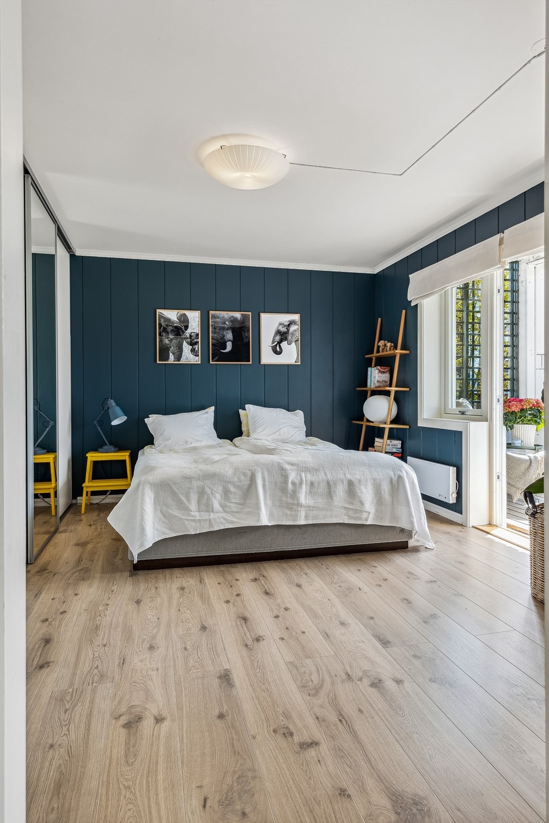 Fra soverommet er det utgang til en overbygget veranda Galleribilde