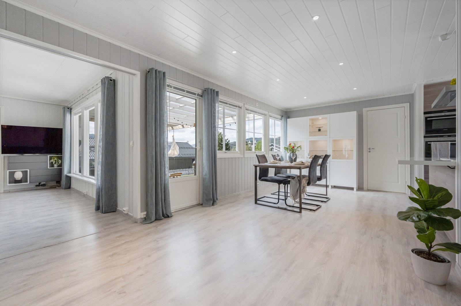 Fra spisestue er det dør ut til terrasse Galleribilde
