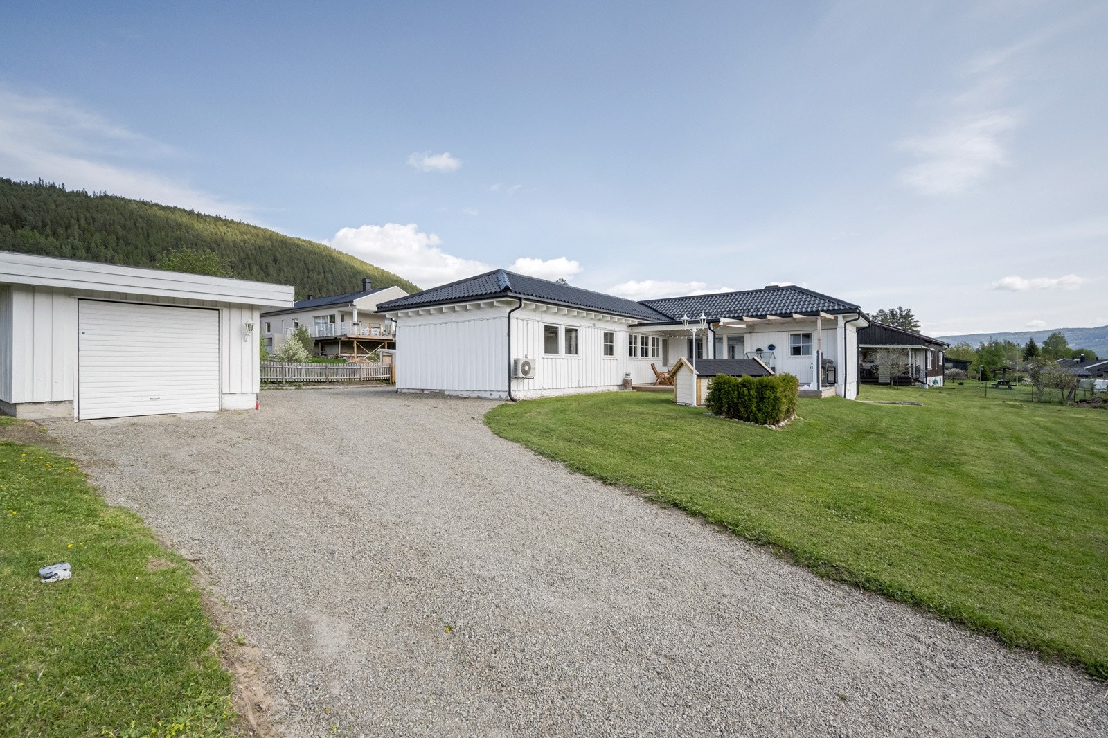 I tillegg til bolien er det frittstående garasje med carport på eiendommen, her er det montert El-bil lader Galleribilde
