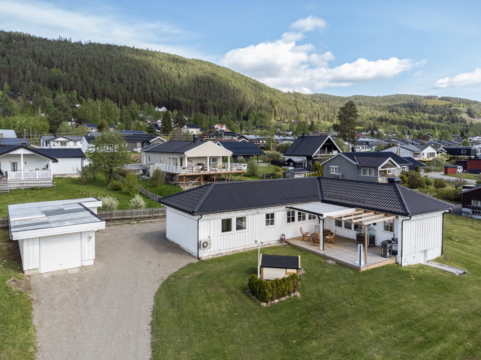 En trivelig enebolig med flott tomt og attraktiv beliggenhet nær skoler og barnehage Galleribilde