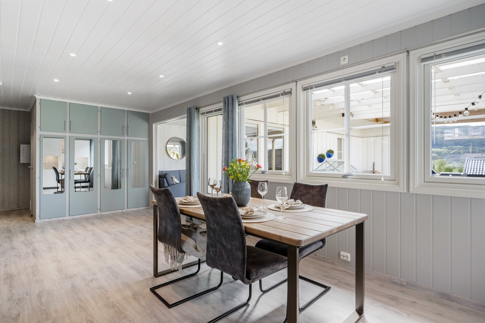 Lys og åpen stue med fine innredningsmuligheter, et flott oppholdsrom for hele familien Galleribilde