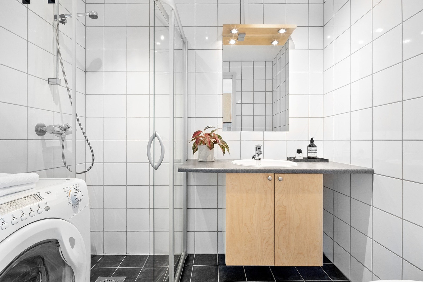 Badet er flislagt på 3,5 kvm. Galleribilde