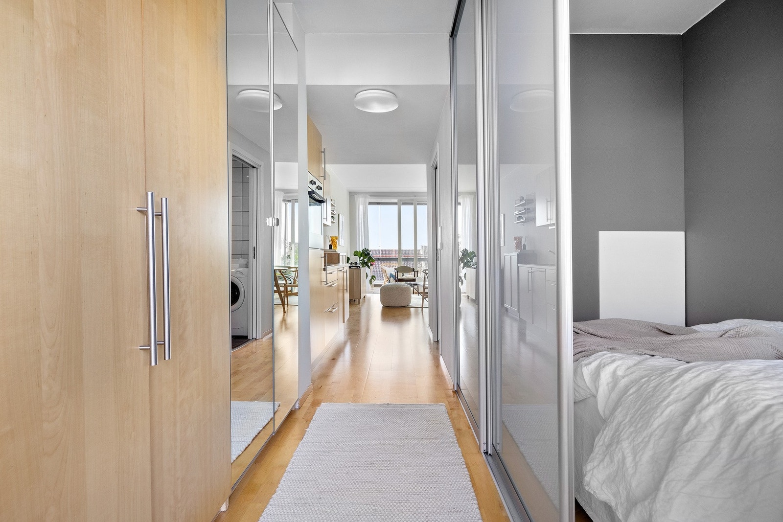 Velkommen inn! Her har du garderobeskap på venstre side og sovealkove på høyre side. Galleribilde