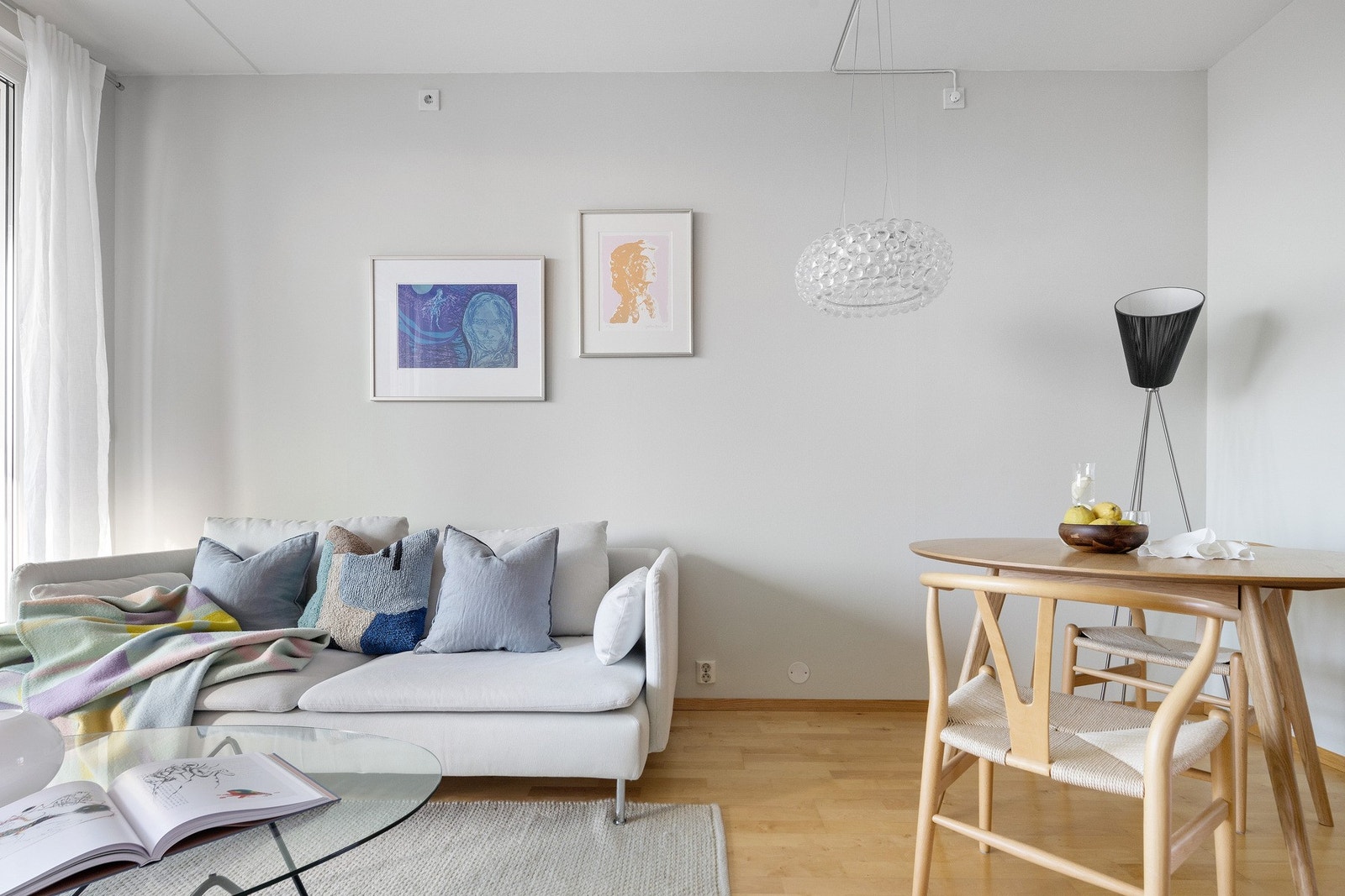 Stue og sovealkove er nylig malt opp for et moderne uttrykk. Galleribilde