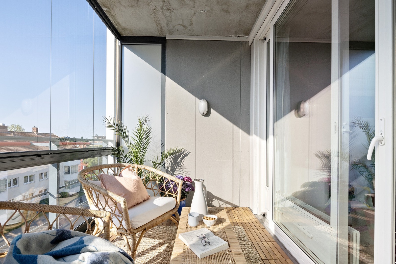 Balkongen er innglasset og fungerer som en utvidelse av stuen. Galleribilde
