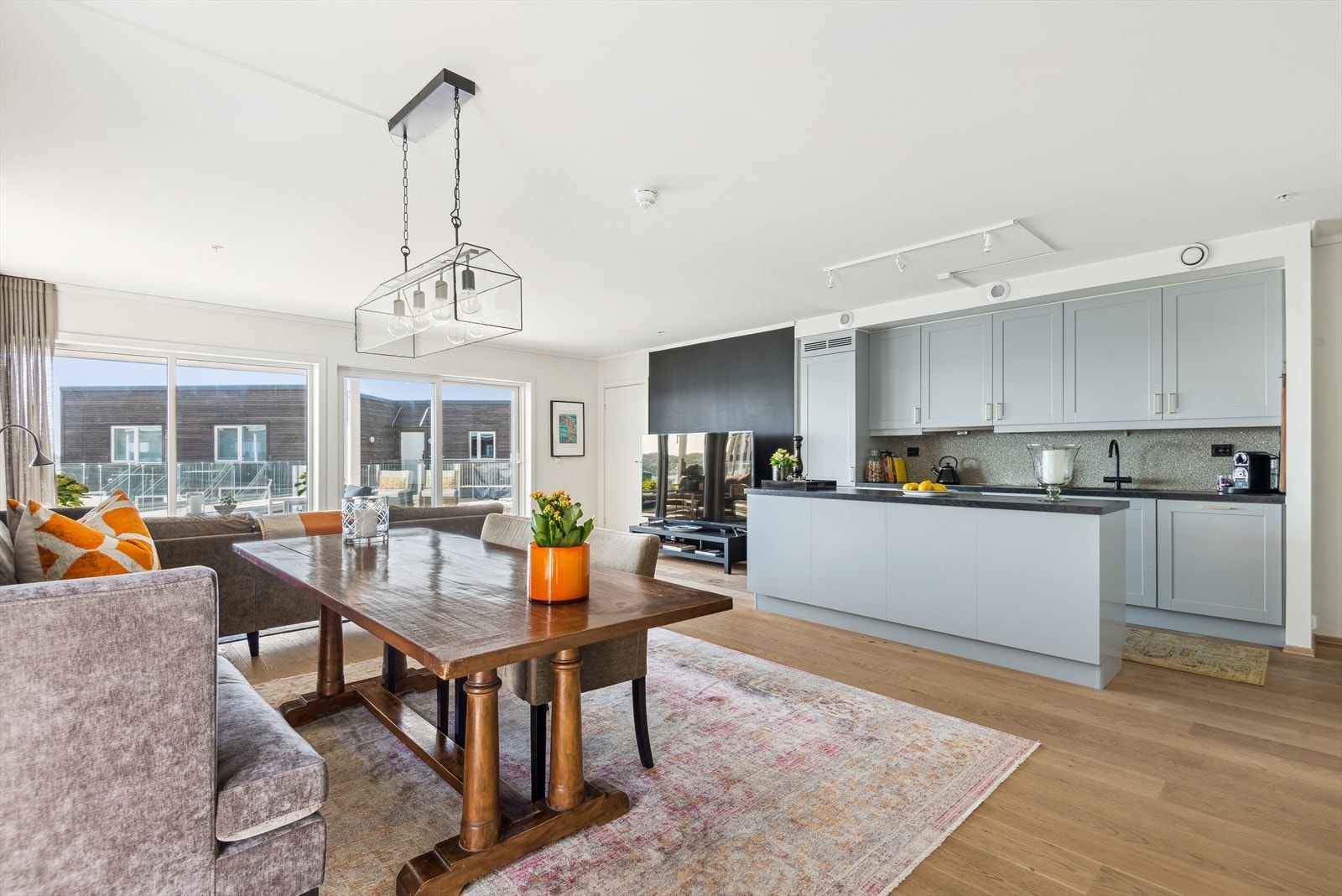 Pen kjøkken innredning med integrerte hvitevarer Galleribilde