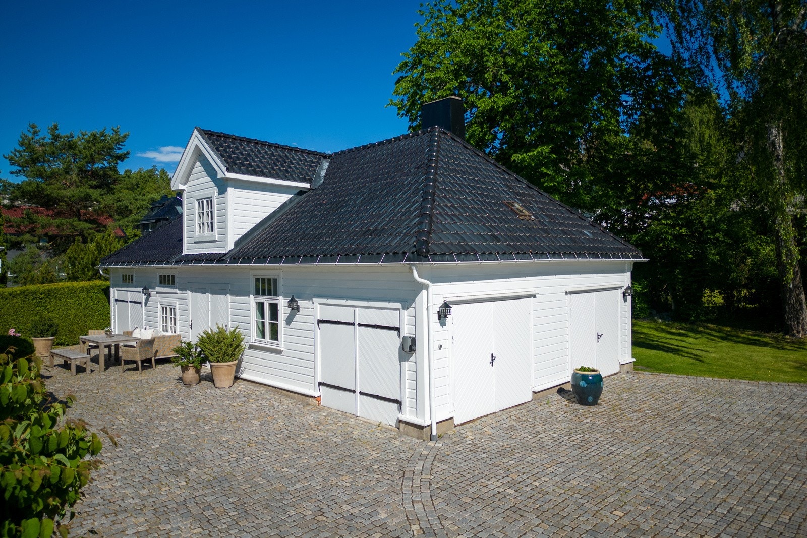 Sidebygning med stor dobbelgarasje Galleribilde