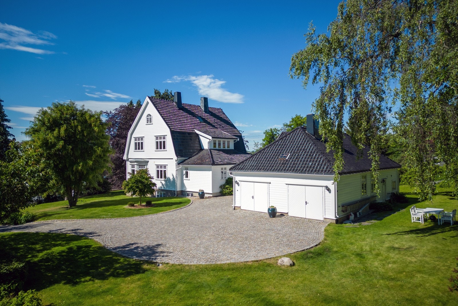 Hovedbygning og sidebygning Galleribilde