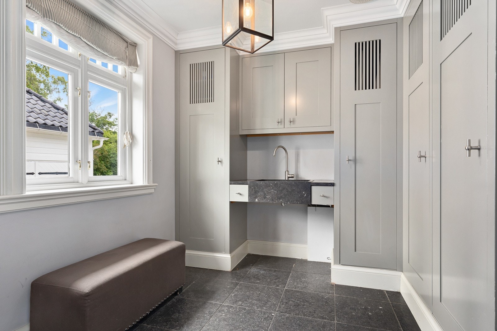 Garderobe i tilknytning til hall Galleribilde