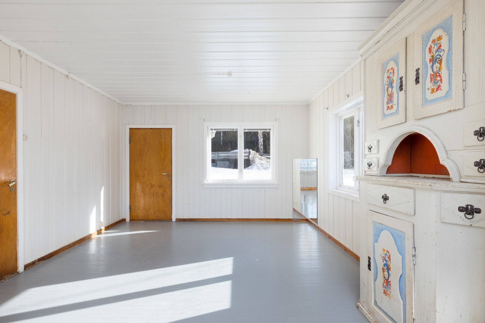 Romslig stue med god plass til både sofa og tv-bord. Galleribilde