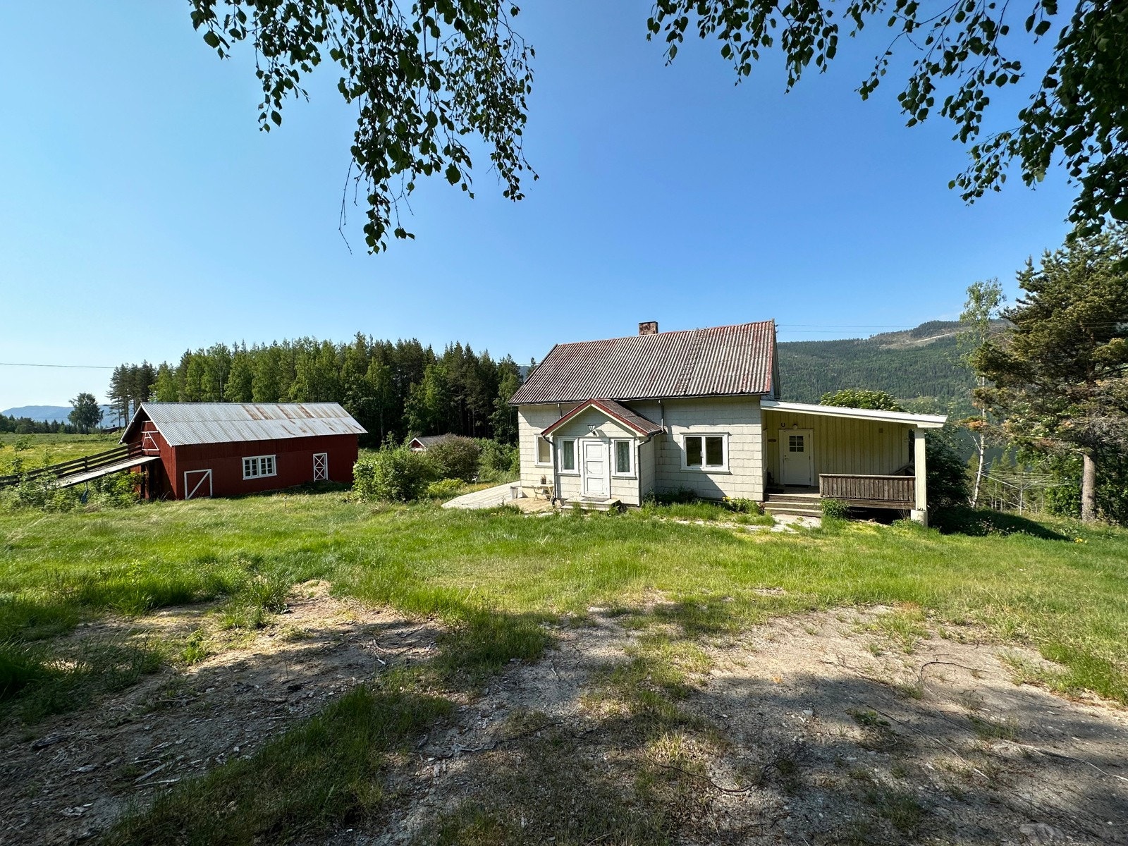 Sjarmerende småbruk med nydelig beliggenhet. Galleribilde