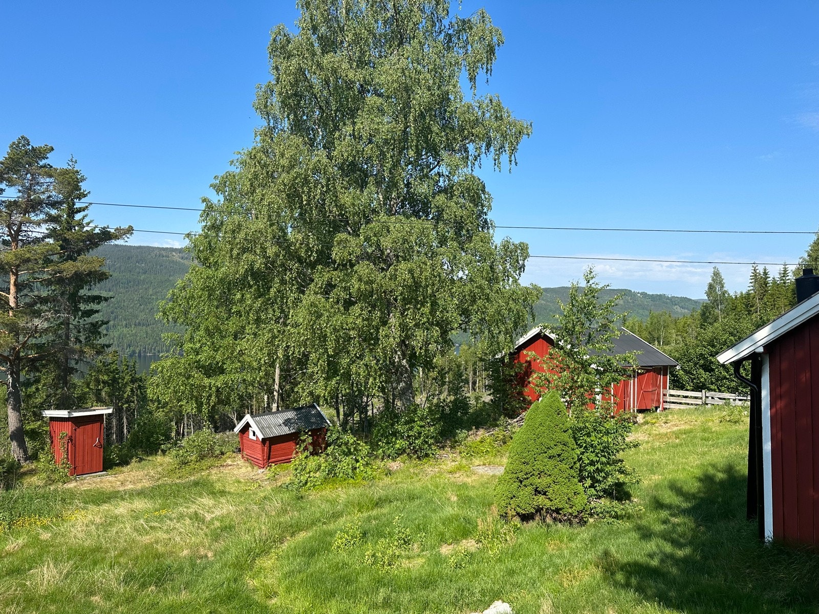 Eiendommen består av en enebolig, anneks, snekkerstue, garasje med vedskjul, låve, flishus, grisehus og utedo. Galleribilde