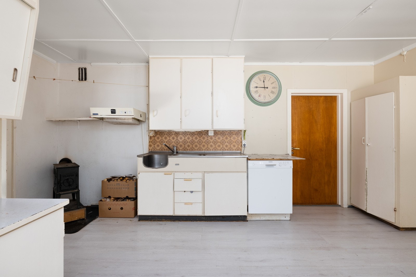 Frittstående løsning for hvitevarer på kjøkkenet. Galleribilde