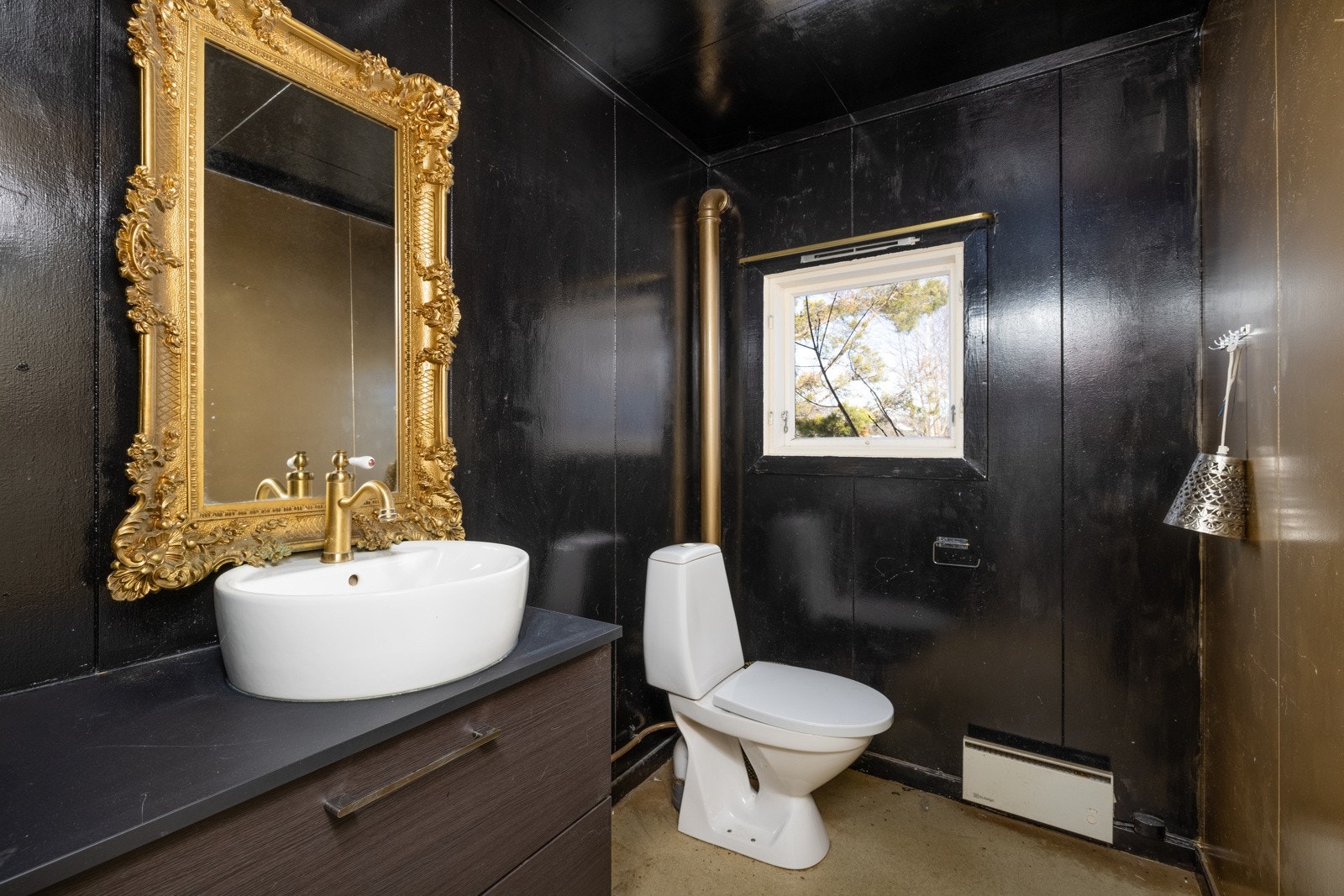 Badet er innredet med toalett og servant på innredning, badekar og infrarød badstue. Galleribilde
