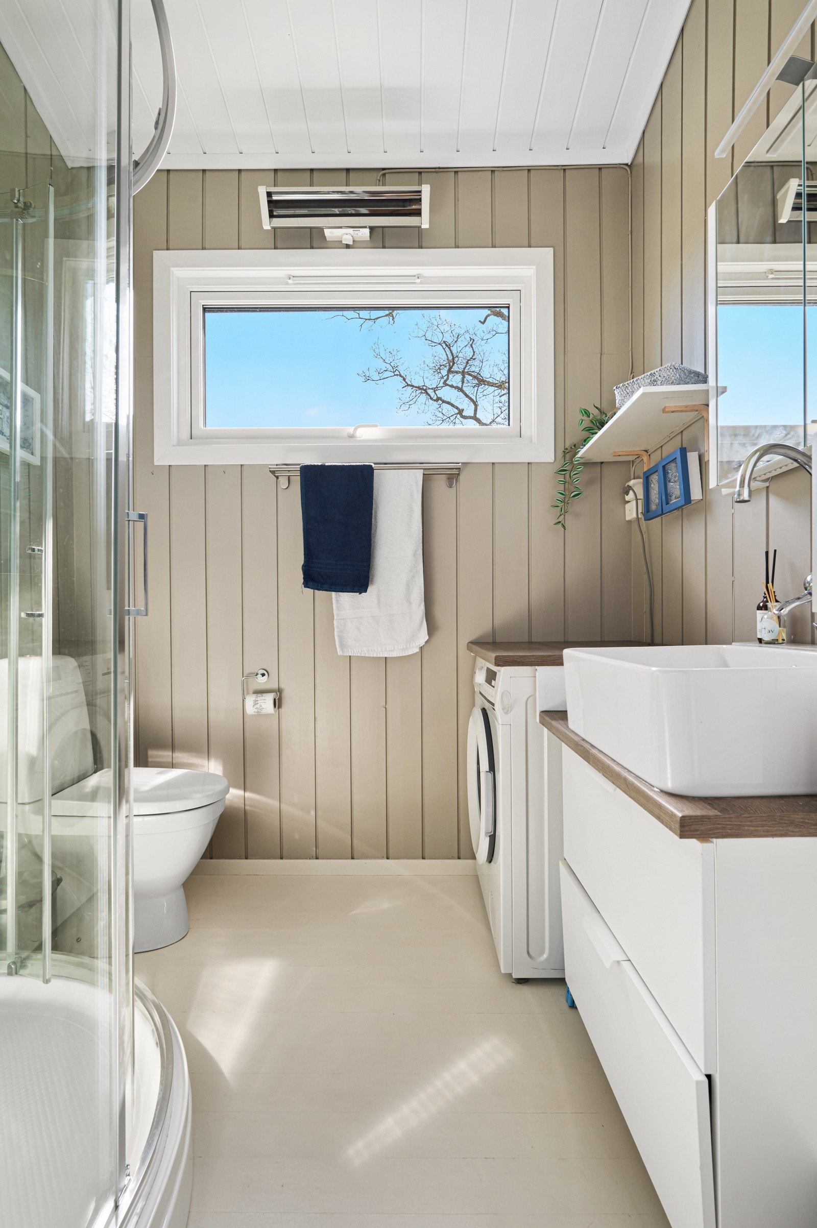 Sommerbad - dusj, toalett, vask og opplegg for vaskemaskin. Galleribilde