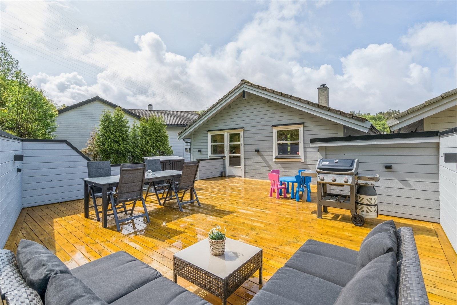 Koselig og stor terrasse, her får en plass til alle i familien og litt til! Galleribilde