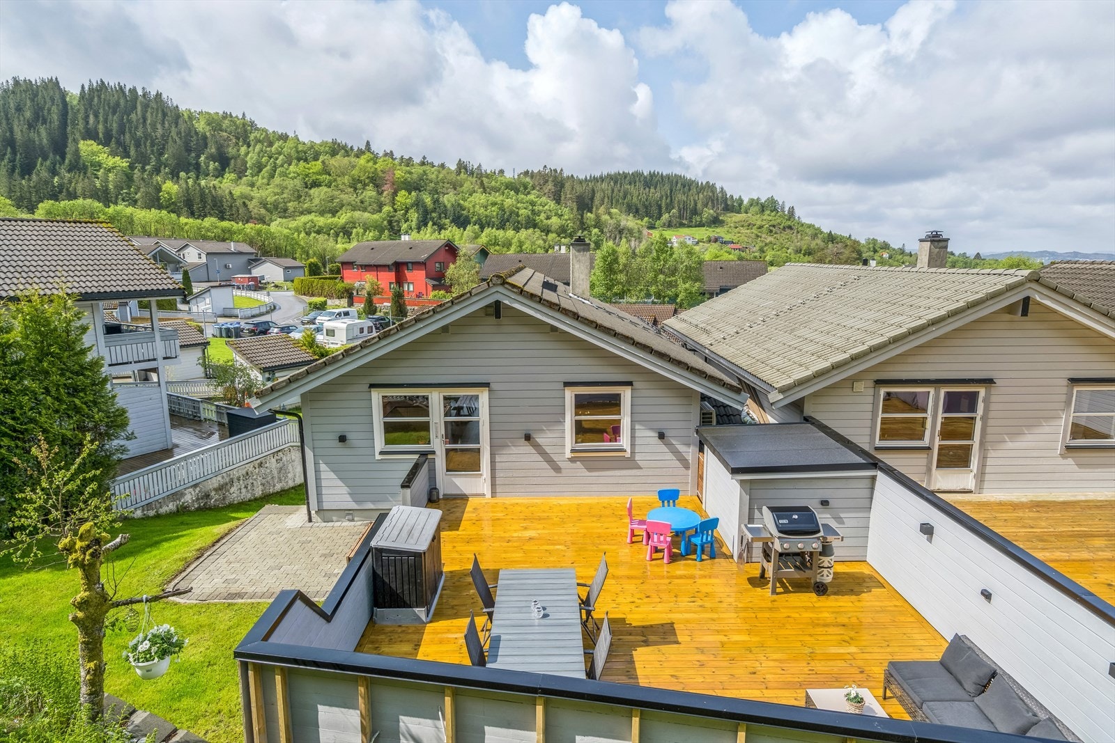 Nyere terrasse på 50 m² med utgang fra kjøkken eller på siden av huset. Galleribilde