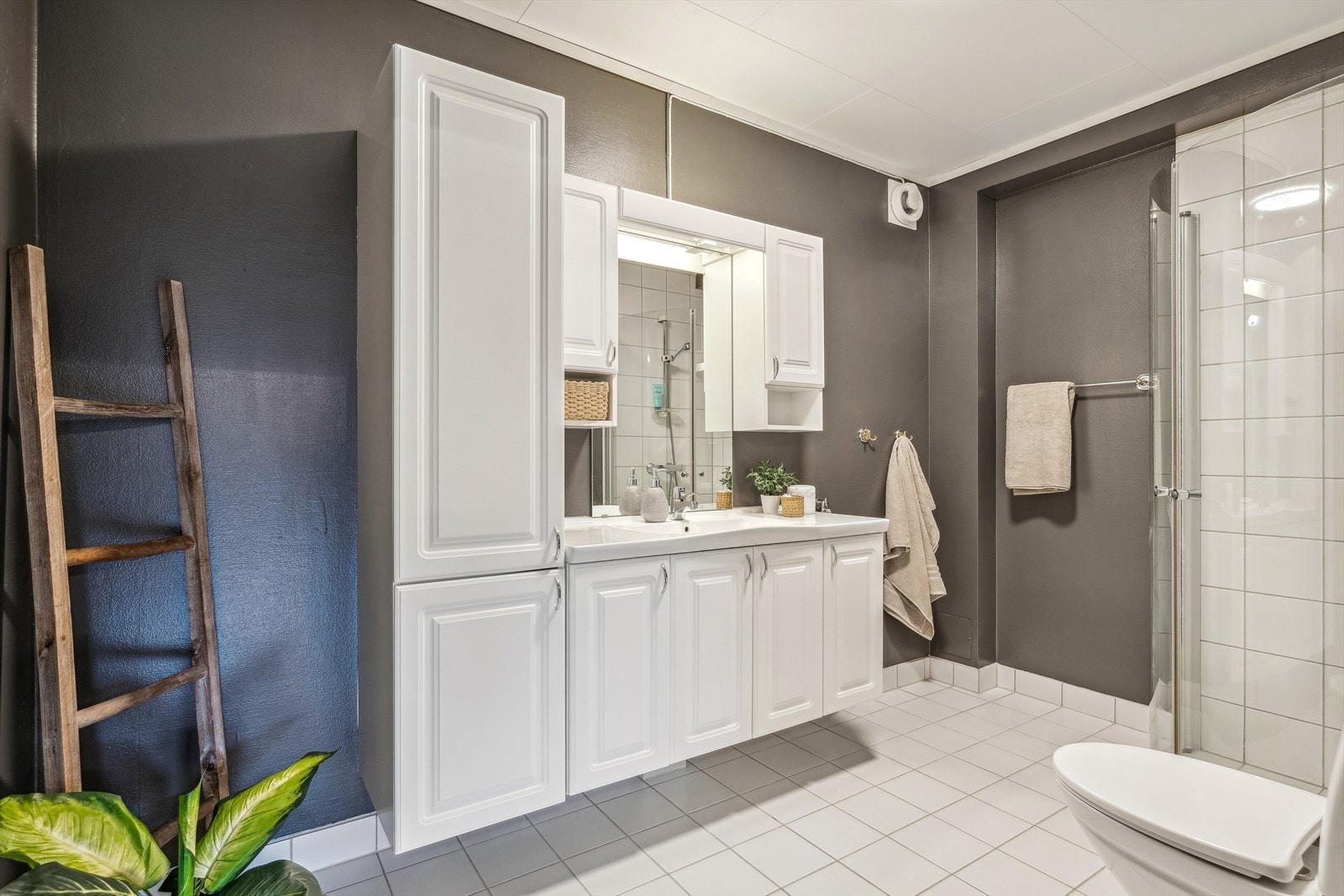 Badet har en god størrelse og varme i gulv. Galleribilde