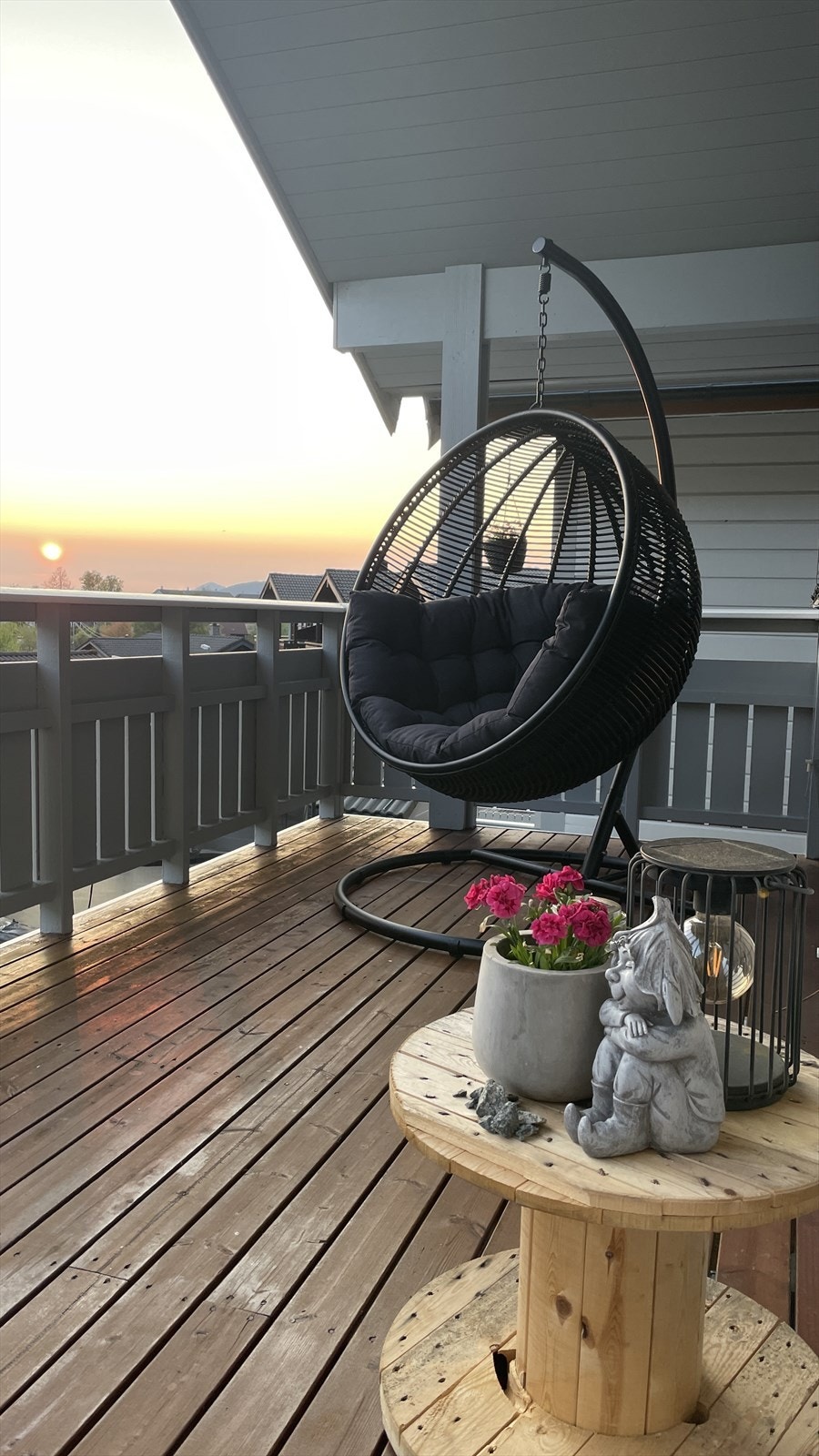 Kveldssol på terrasse i forkant av bolig med utgang fra stue. Galleribilde