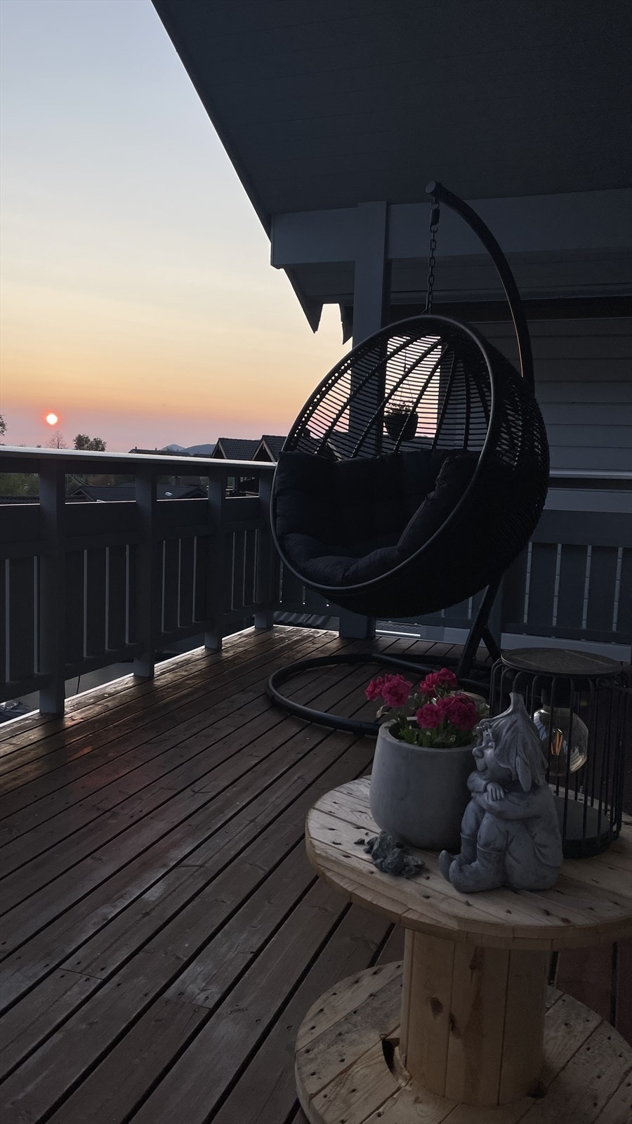 Flott solnedgang kan nytes fra terrasse i forkant av eiendommen. Galleribilde