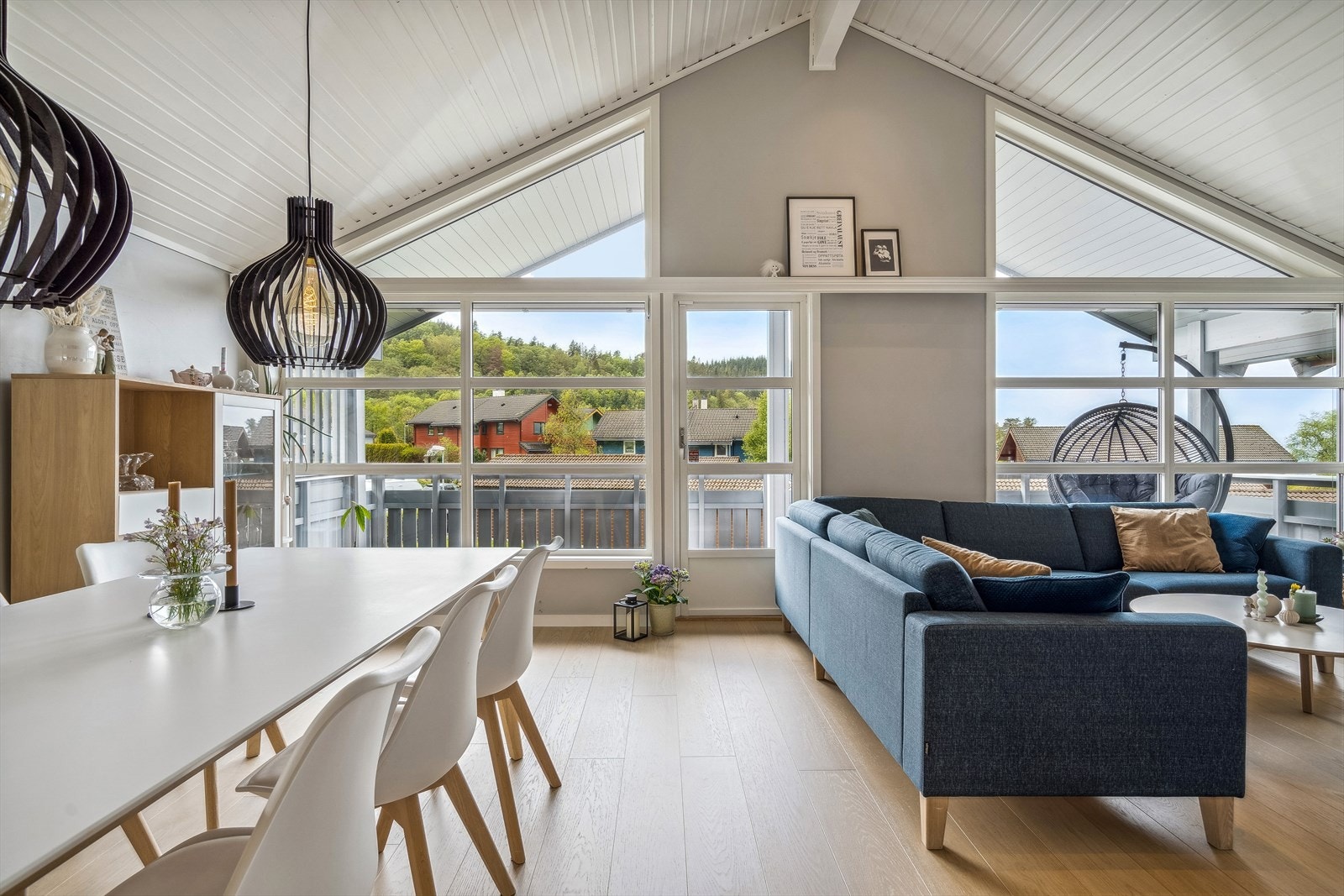 Den høye himlingen samt de store vindusflatene, dette gir en god og luftig følelse. Galleribilde