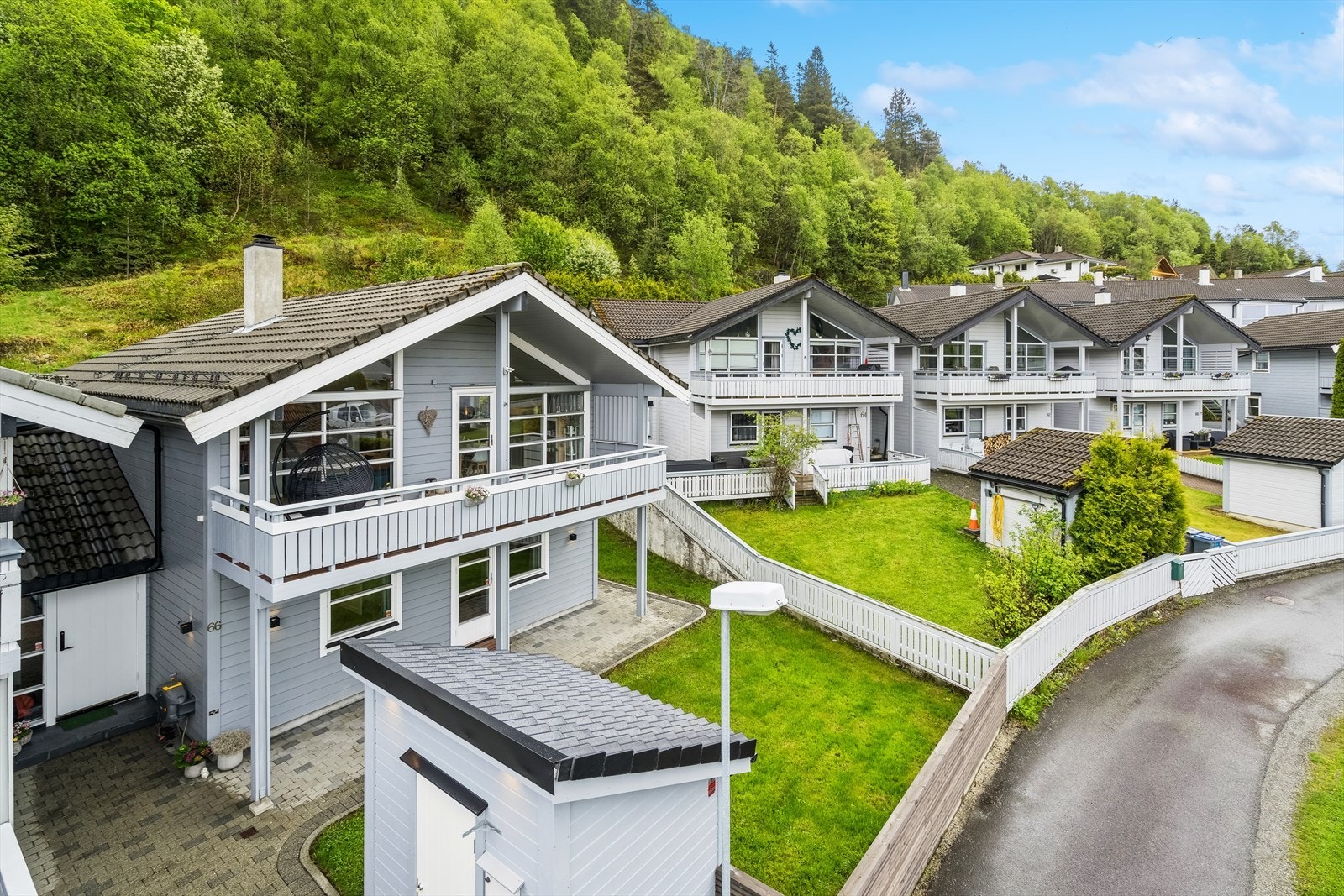Mulighet. Det er flere tilsvarende hus i nabolaget, som har laget parkeringsplass på plen i forkant av huset. Galleribilde