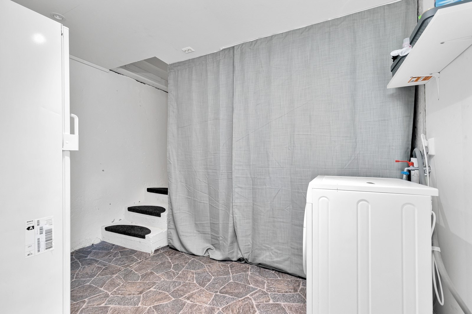 Kjellergang med opplegg for vaskemaskin Galleribilde