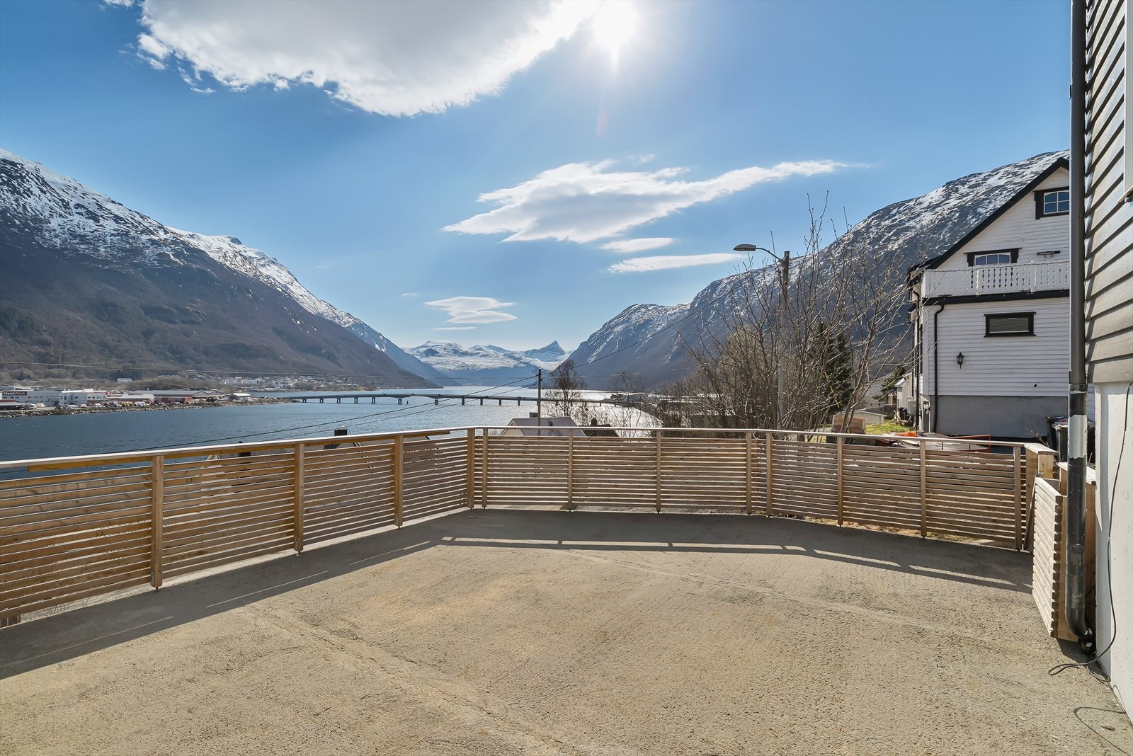 Terrasse over garasje med støpt dekke. Her har du god plass til utemøbler Galleribilde