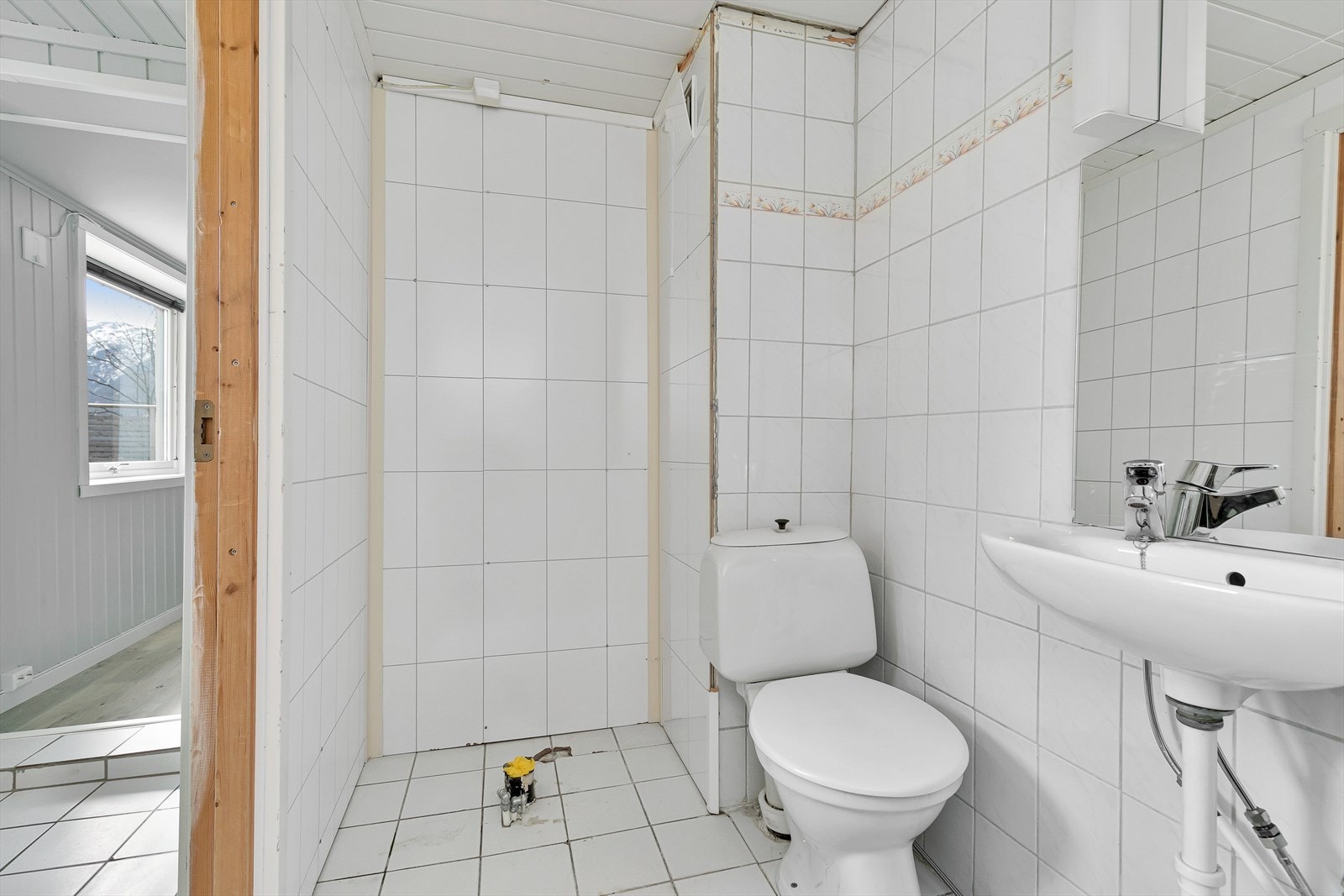 Sokkeletasje - Bad med oppgraderingsbehov Galleribilde