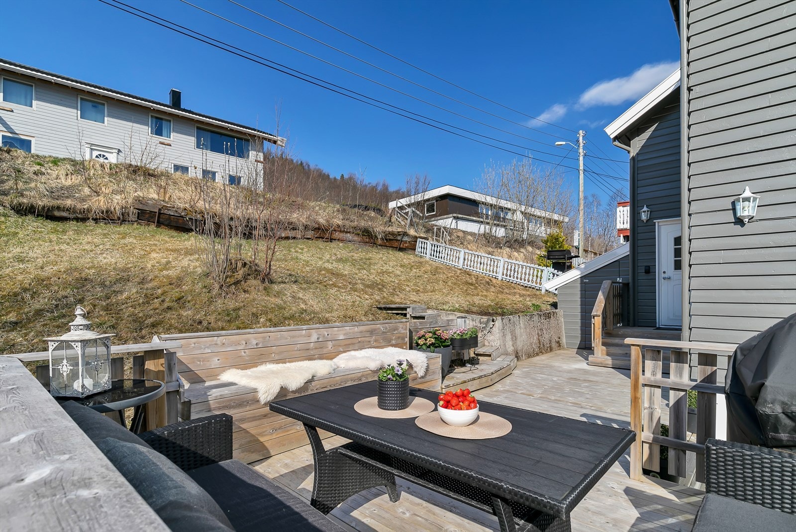Flott terrasse med hage Galleribilde