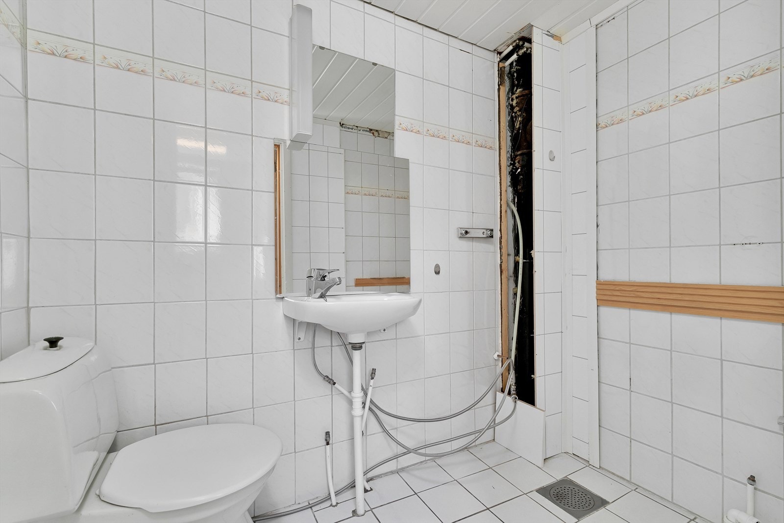 Sokkeletasje - Bad med oppgraderingsbehov Galleribilde