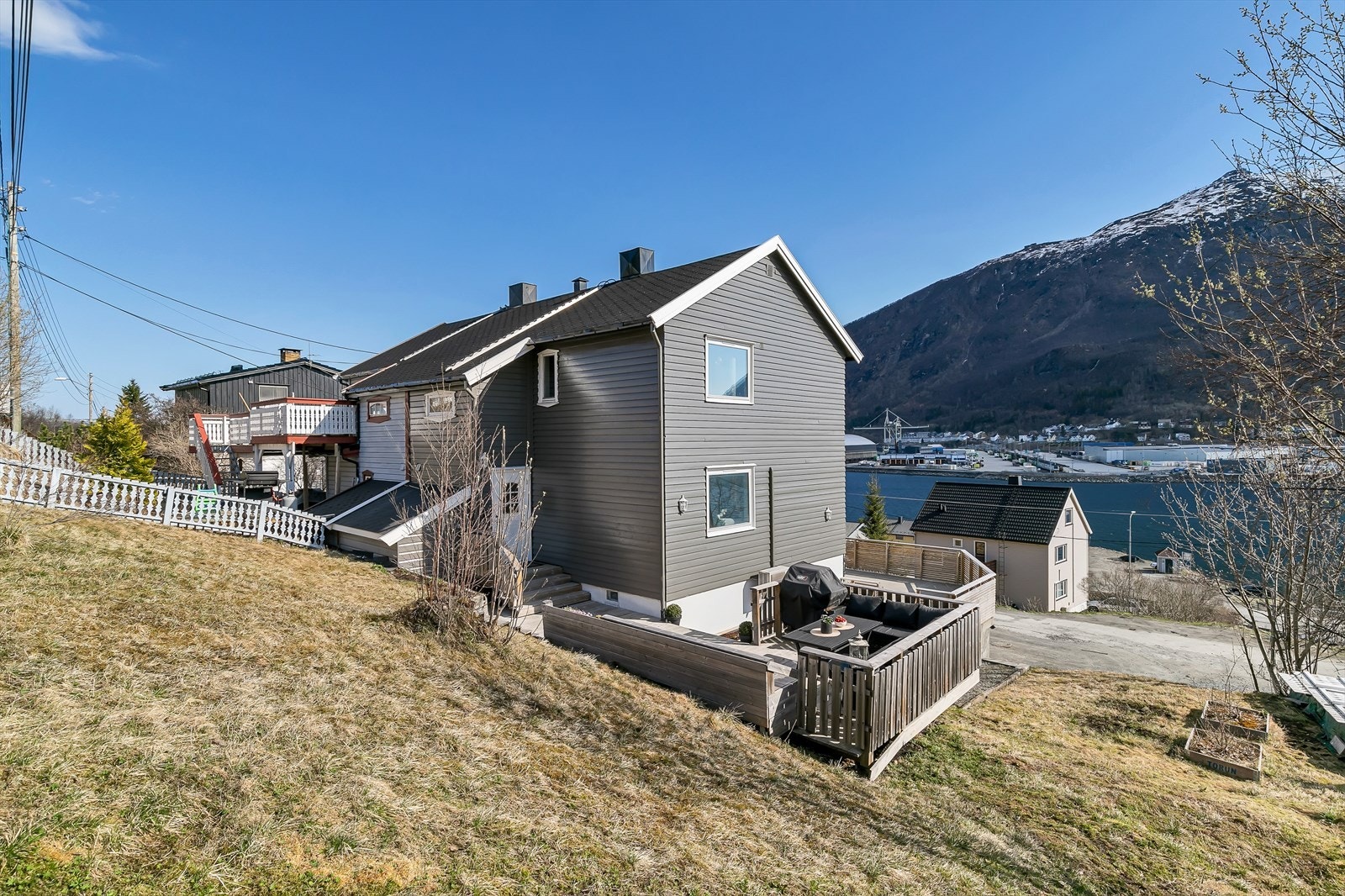 Tomten er opparbeidet med noe plenarealer samt div prydvekster Galleribilde