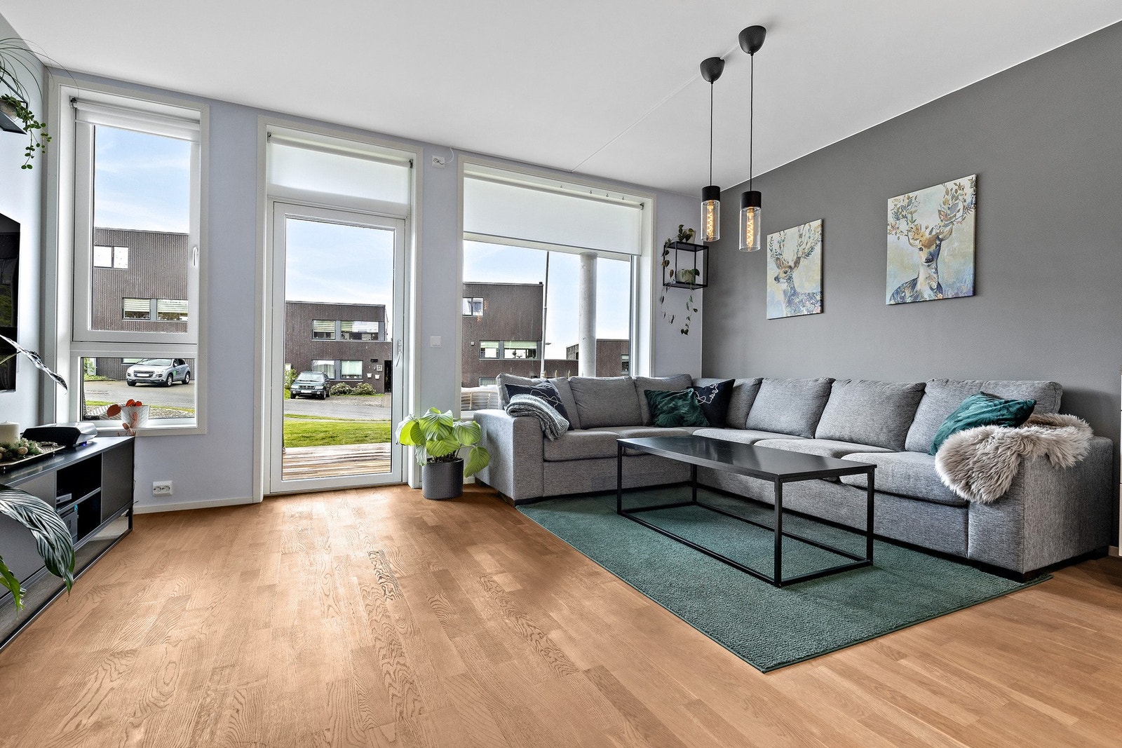 Pen og romslig stue med god plass både til romslig sofa, spisebord og enorm TV. Galleribilde