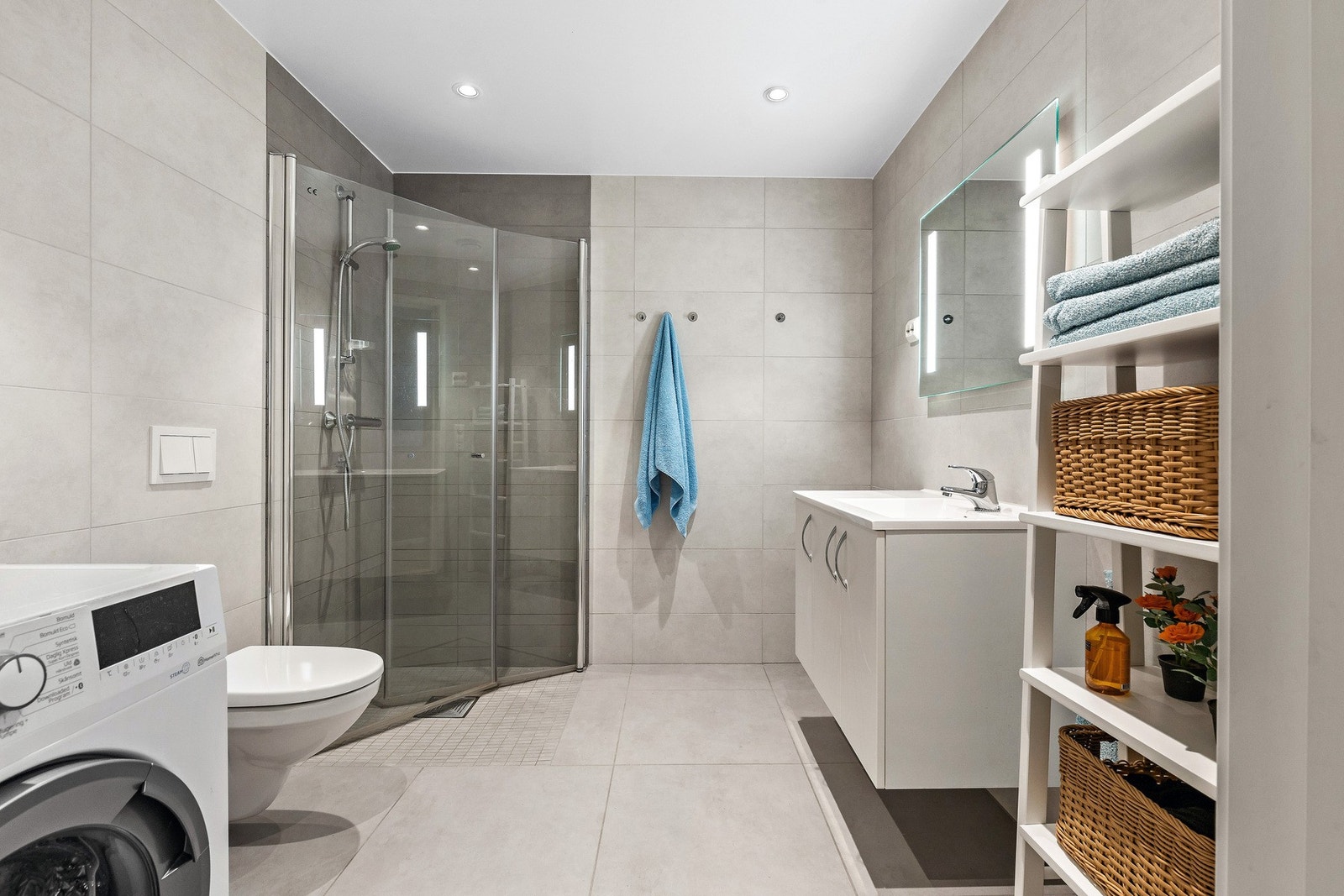 Meget fine fliser på badet. Varme i gulv og opplegg til vaskemaskin. Galleribilde