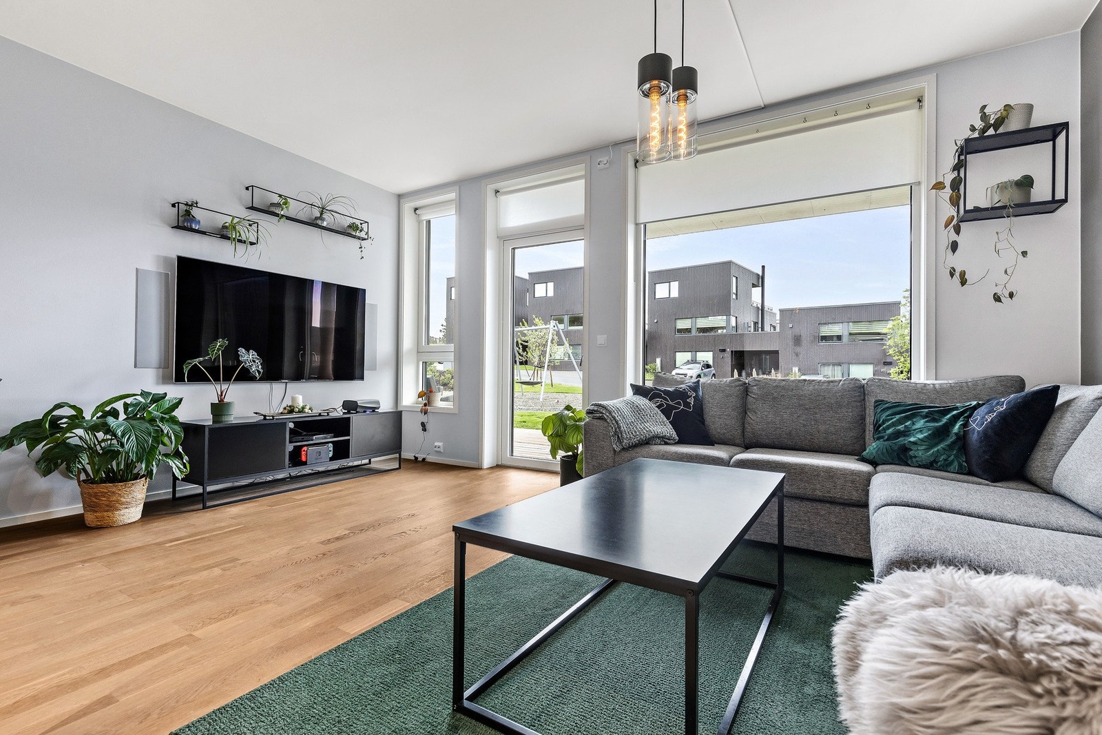Stue med utgang til terrasse - Stue og kjøkken er på til sammen 25 kvm. Galleribilde