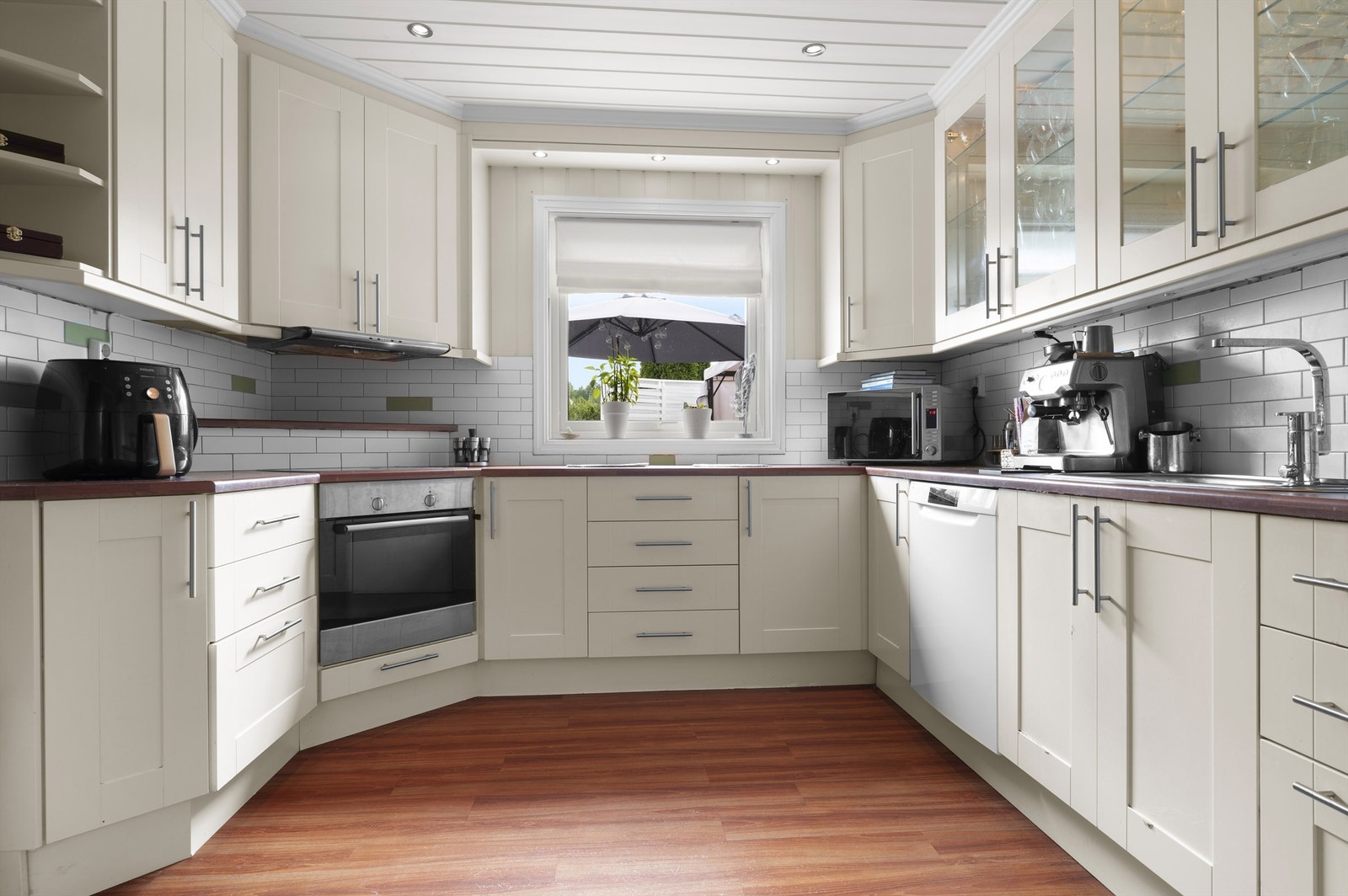 Kjøkken med masse skap og benkplass Galleribilde