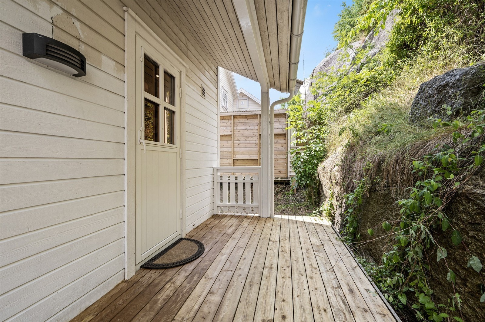 Liten terrasse på baksiden av huset Galleribilde