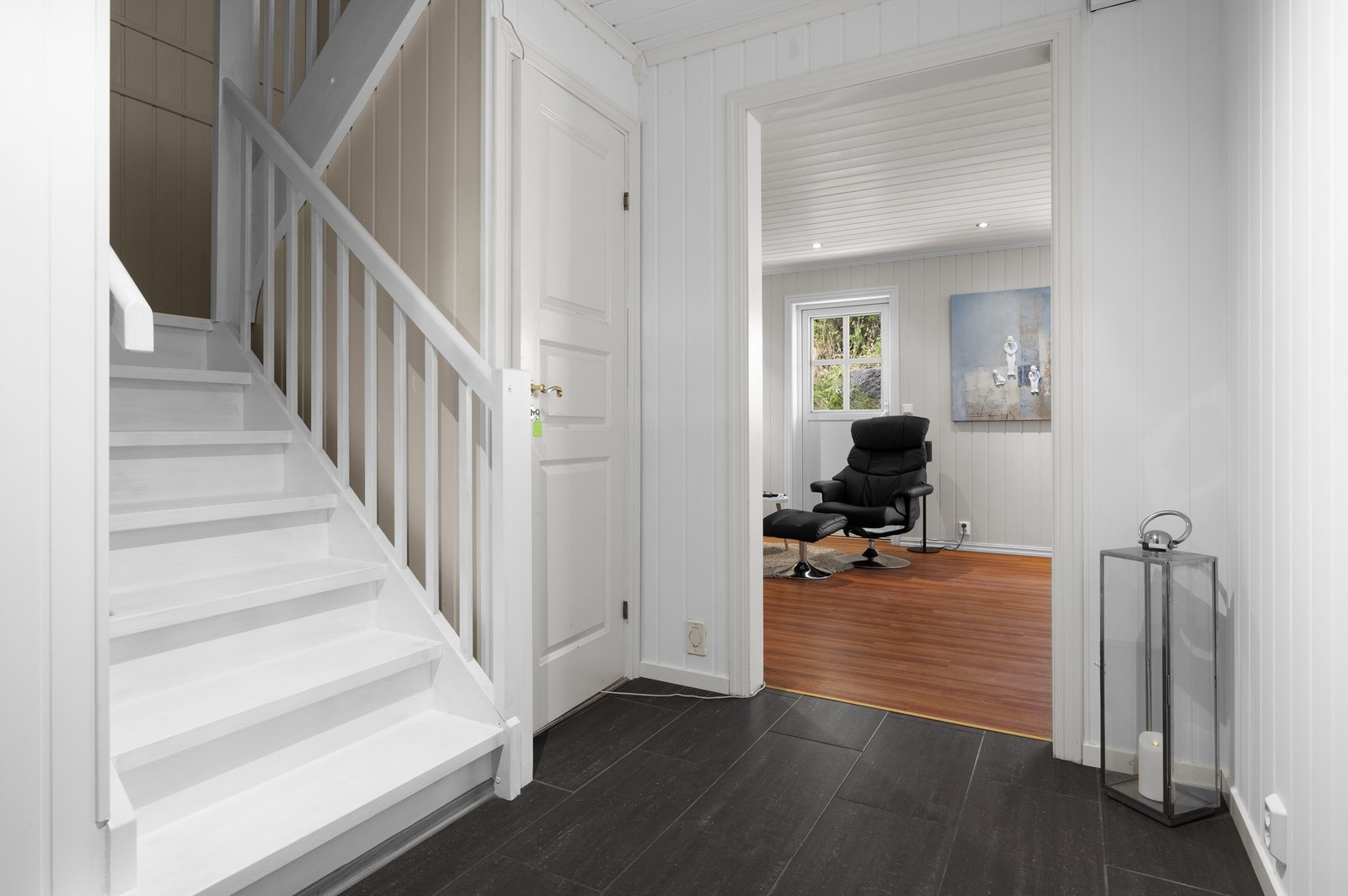 Romslig entre med fliser og varme i gulv Galleribilde