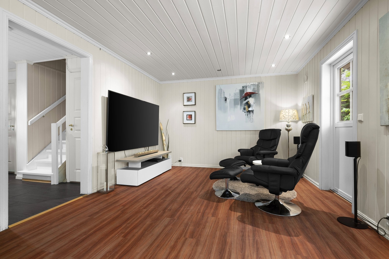 Stuen har utgang til en liten terrasse Galleribilde