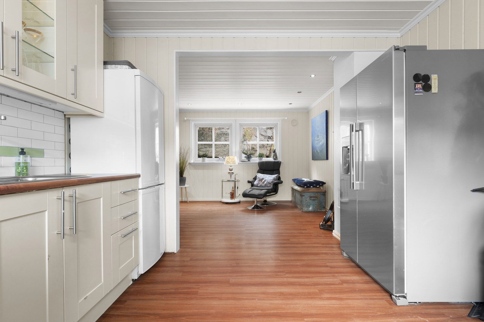 Kjøkken i en åpen løsning mot spisestue / stue Galleribilde