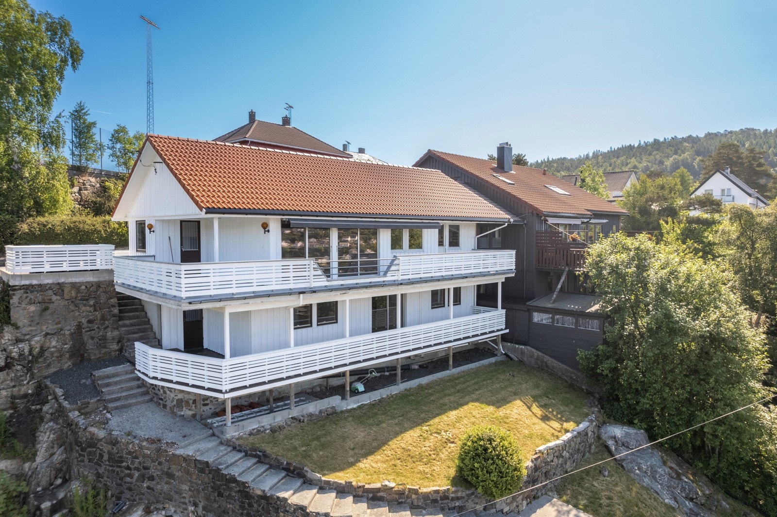 Fasade og hage i forkant. Galleribilde