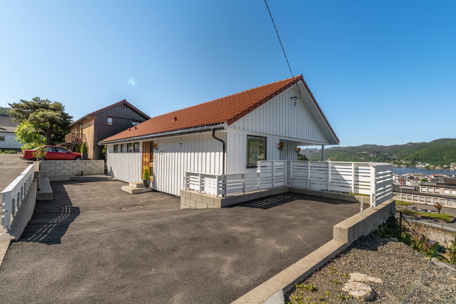 Parkering ved inngangsparti. Galleribilde