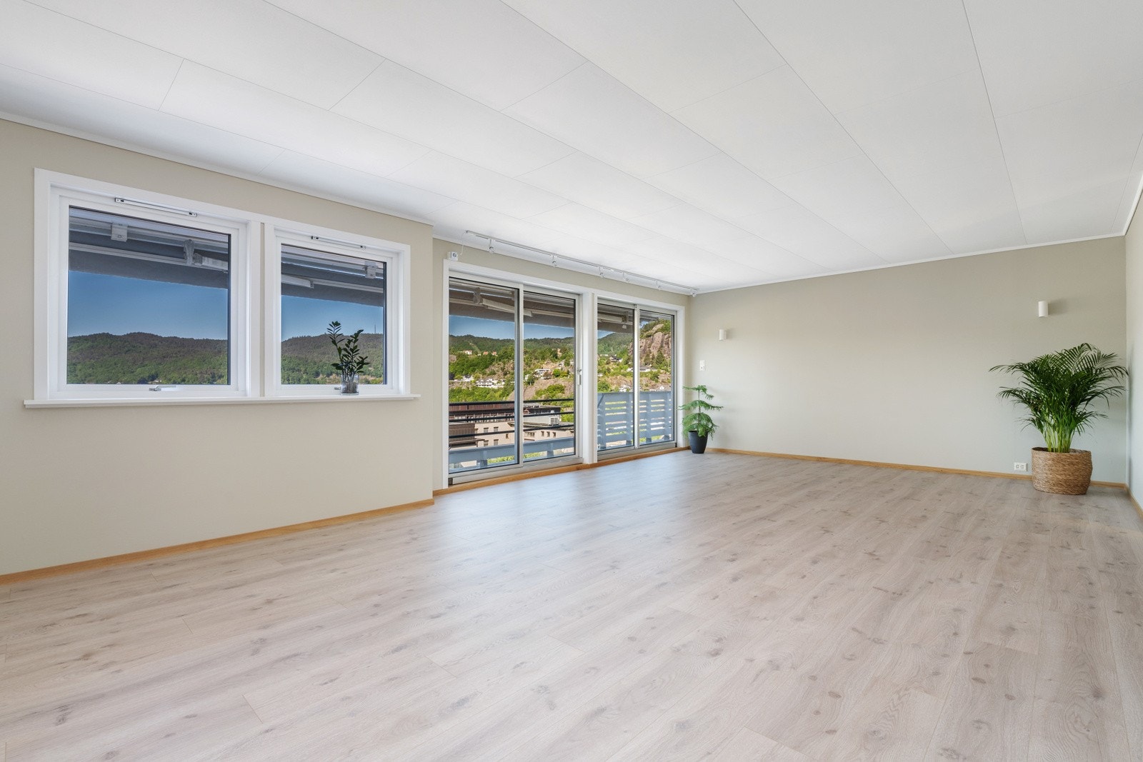 Romslig stue med store vindusflater. Galleribilde