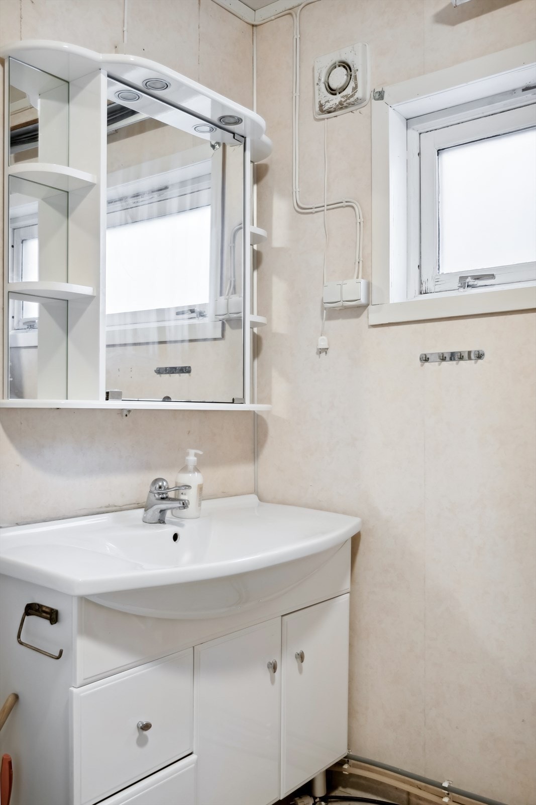 Badet er utstyrt med et romslig boblebadekar, toalett, innredning med servant og speilskap med lys. Galleribilde