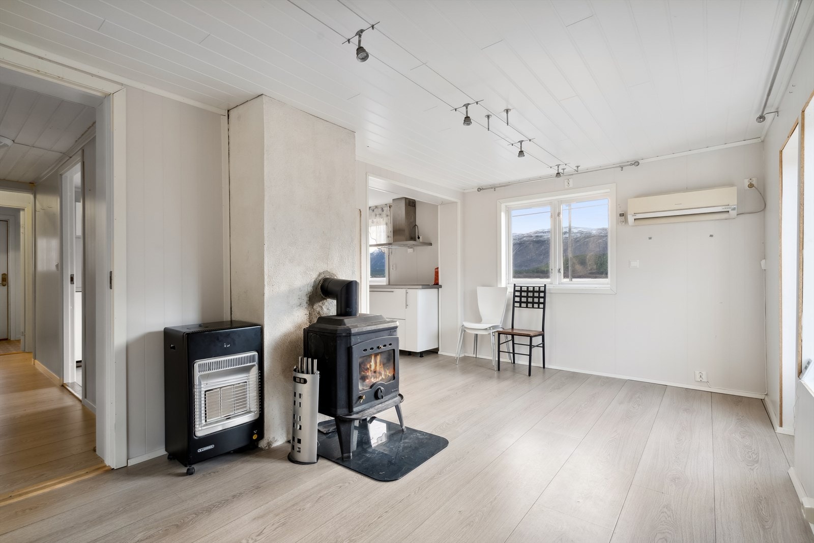 Stuen er av lys utførelse og har godt med plass for både spisestue og sofagruppe. Galleribilde